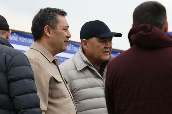 Президент Садыр Жапаров и глава Кыргызского футбольного союза Камчыбек Ташиев проверили, как строится футбольный комплекс в селе Беш-Кунгей - Sputnik Кыргызстан