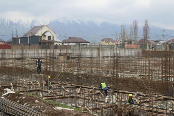 Главу государства проинформировали, что на территории комплекса будут расположены полноразмерное футбольное поле с трибунами и тренировочное поле - Sputnik Кыргызстан