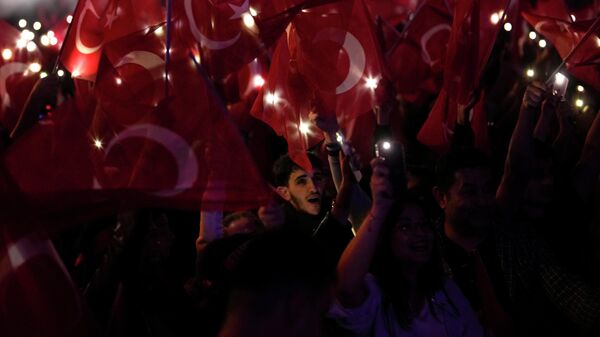 Сторонники Народно-республиканской партии празднуют победу на выборах возле мэрии в Стамбуле - Sputnik Кыргызстан