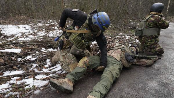 Украинские военные во время эвакуации раненого товарища в Харьковской области - Sputnik Кыргызстан