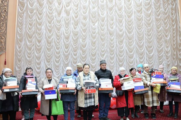 В список получателей помощи были включены дети-сироты и дети из малоимущих семей, получающие пособие по нуждаемости - Sputnik Кыргызстан