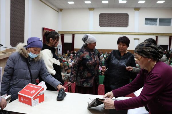 Ранее подобная помощь в виде обуви была передана в 17 домов-интернатов министерства, в которых проживают более 2,3 тысячи пожилых граждан, лиц с инвалидностью, взрослых и детей с психоневрологическими заболеваниями - Sputnik Кыргызстан