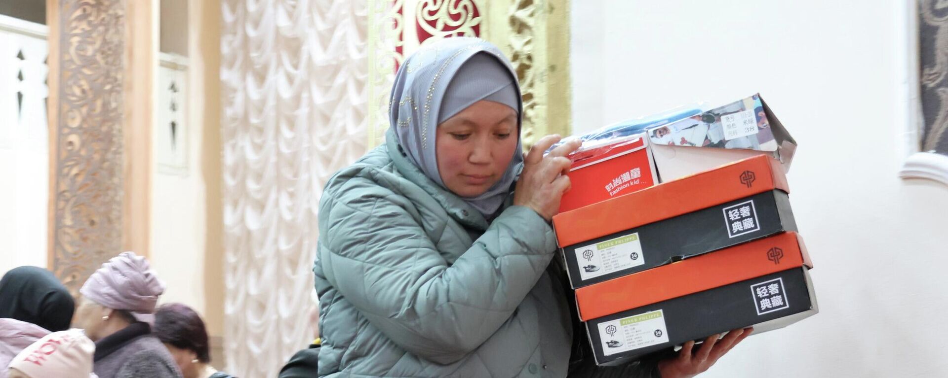 Минтруда и фонд Первой леди передали обувь и одежду нуждающимся - Sputnik Кыргызстан, 1920, 02.04.2024
