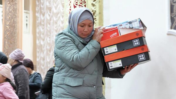 Минтруда и фонд Первой леди передали обувь и одежду нуждающимся - Sputnik Кыргызстан