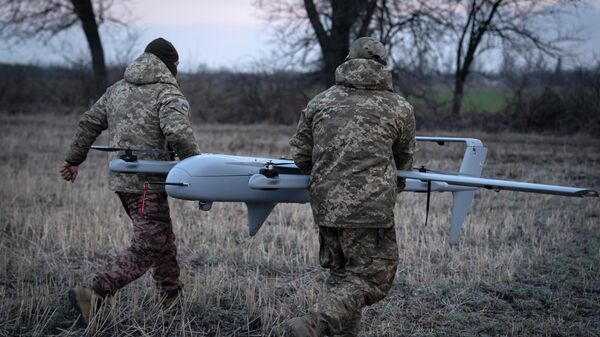 Украиналык жоокерлер Ачык аба зонасында учкучсуз учуучу аппаратты учурууга даярданып жатышат. Архив - Sputnik Кыргызстан