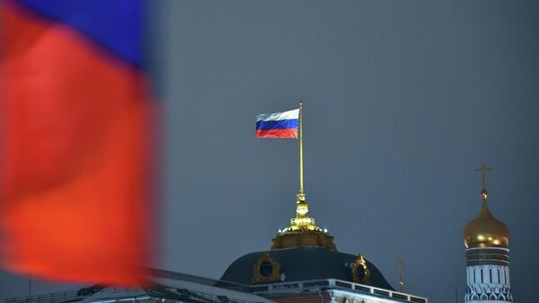 Российский флаг на шпиле Большого Кремлевского дворца - Sputnik Кыргызстан