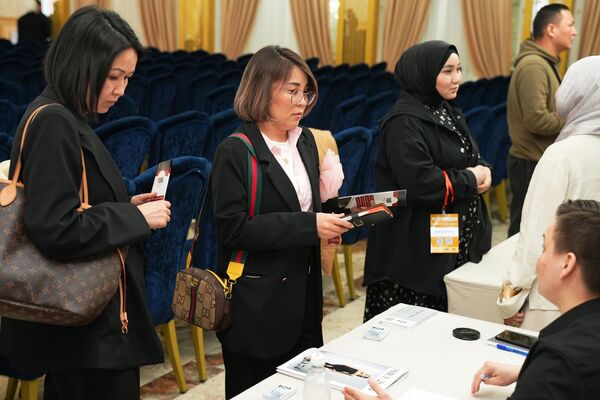 Форум прошел в рамках международной выставки-платформы по аутсорсингу в легкой промышленности &quot;Bee-Together Кыргызстан&quot; - Sputnik Кыргызстан