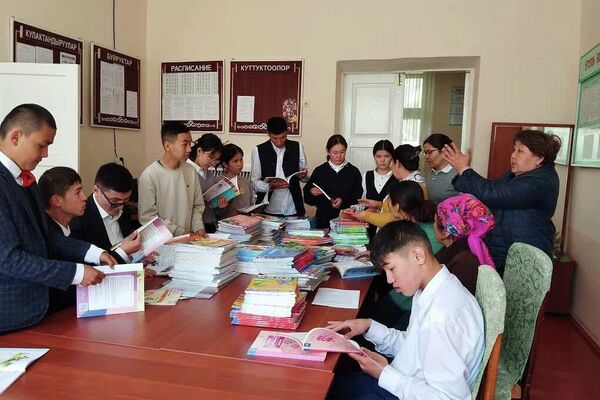Отмечается, что 1 894 книги, адаптированные для детей с ограниченными возможностями здоровья, получили Ошская вспомогательная школа-интернат № 12 и Кара-Сууйская специальная общеобразовательная школа-интернат для глухих - Sputnik Кыргызстан