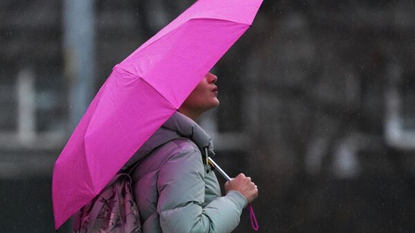 Девушка с зонтом во время дождя. Архивное фото  - Sputnik Кыргызстан