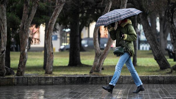 Девушка с зонтом во время дождя. Архивное фото  - Sputnik Кыргызстан