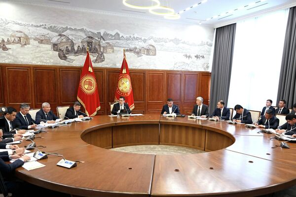 Иш-чара министрлер кабинетинин мүчөлөрүнүн, президенттин администрациясынын жана жергиликтүү бийлик органдарынын түзүмдүк бөлүмдөрүнүн жетекчилеринин катышуусунда өттү - Sputnik Кыргызстан