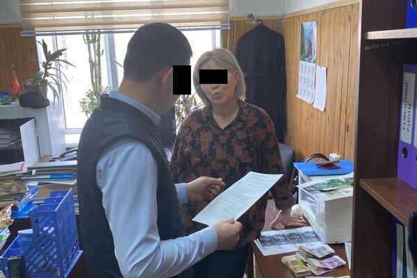 Кроме милиционеров, задержана женщина, выступившая посредником - Sputnik Кыргызстан