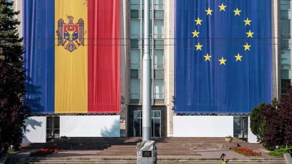 Здание правительства, украшенное флагами Европейского Союза и Молдовы в Кишиневе. Архивное фото - Sputnik Кыргызстан