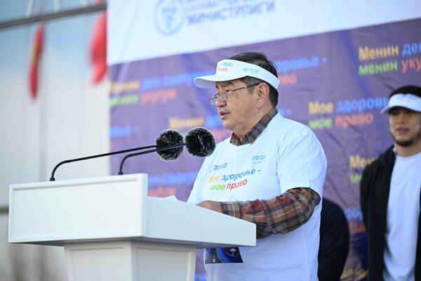 Глава кабмина Акылбек Жапаров, выступивший на мероприятии, приуроченном к Всемирному дню здоровья, отметил, что оно напоминает каждому человеку о важности заботы о здоровье - Sputnik Кыргызстан