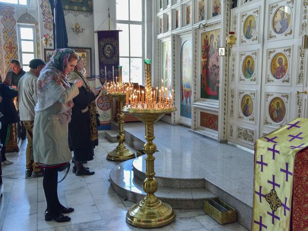На Благовещение Пресвятой Богородицы, как и на другой большой церковный праздник, православные посещают литургию - Sputnik Кыргызстан