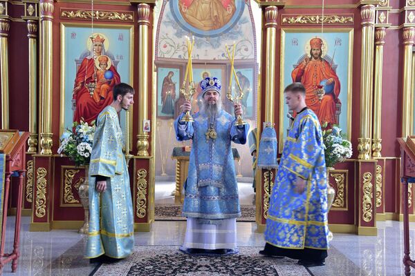 Священнослужители проводят службу в голубом одеянии. Этот цвет символизирует чистоту и непорочность. - Sputnik Кыргызстан