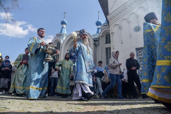Священнослужители во время празднования Благовещения Пресвятой Богородицы - Sputnik Кыргызстан