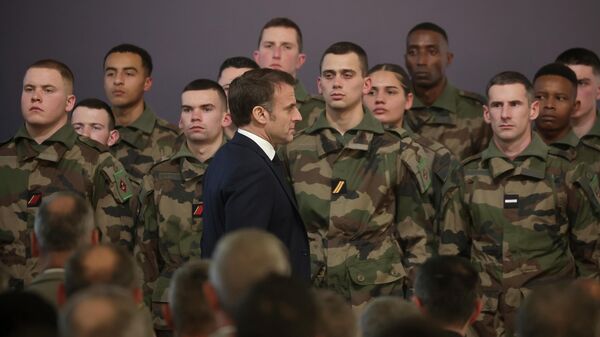 Президент Франции Эммануэль Макрон после своего обращения к армии на военно-морской базе в Шербуре, Нормандия. Архивное фото - Sputnik Кыргызстан