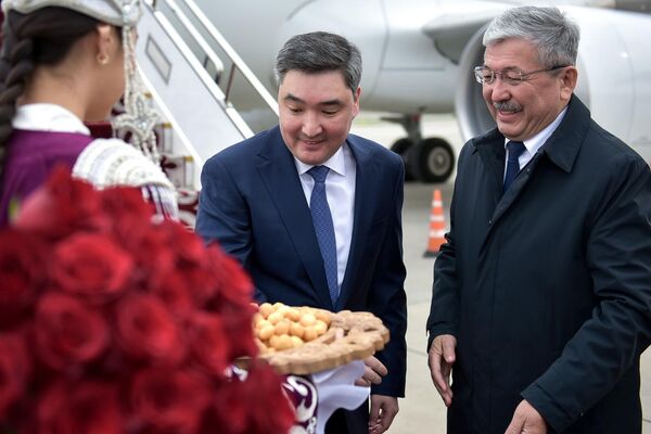 В Кыргызстан с рабочим визитом прибыл премьер-министр Казахстана Олжас Бектенов - Sputnik Кыргызстан