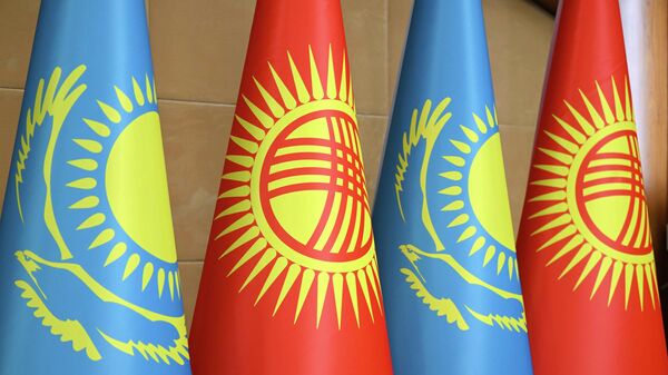 Флаги Кыргызстана и Казахстана. Архивное фото  - Sputnik Кыргызстан