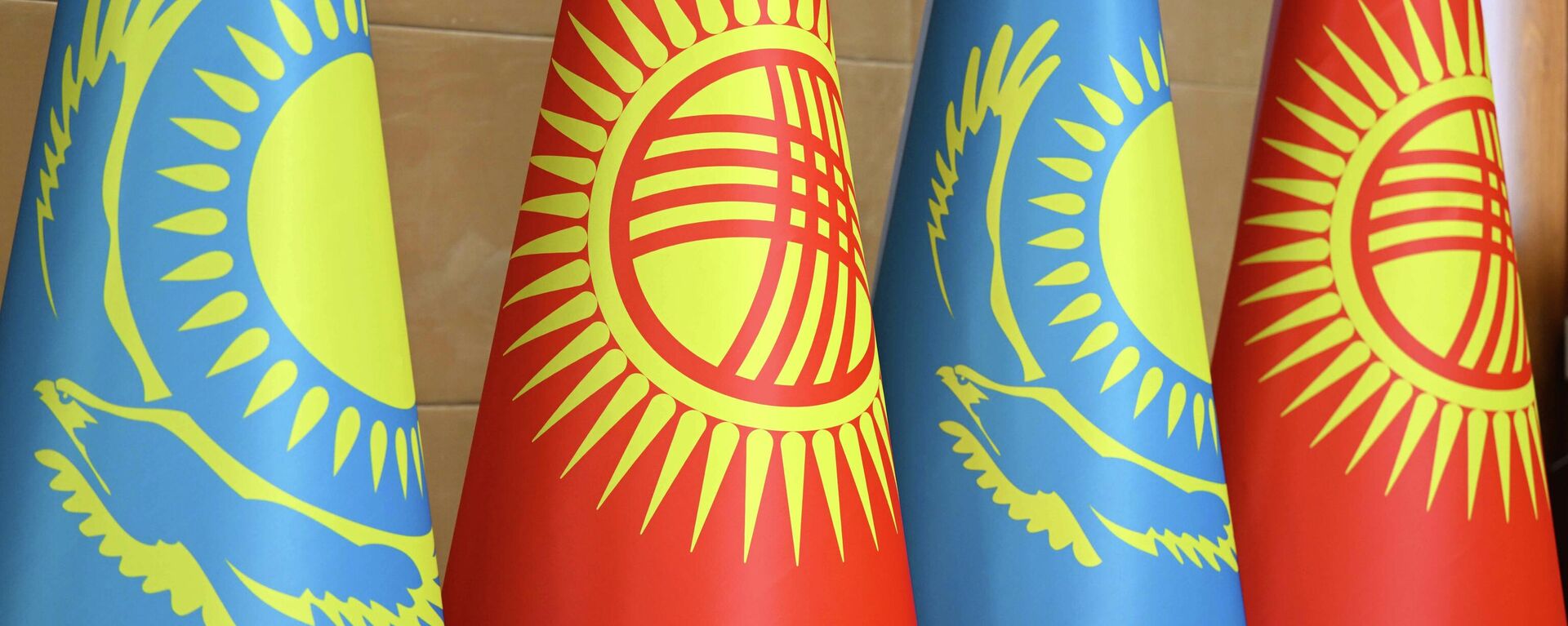 Флаги Кыргызстана и Казахстана. Архивное фото  - Sputnik Кыргызстан, 1920, 01.07.2024