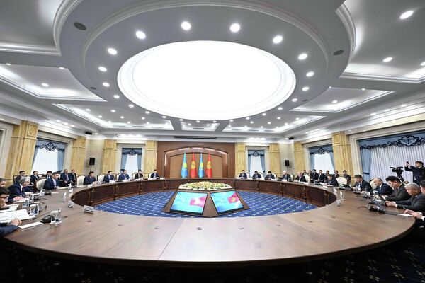Как сообщает пресс-служба кабинета министров КР, в рамках визита состоялись переговоры Бетенова и председателя кабмина Акылбека Жапарова - Sputnik Кыргызстан