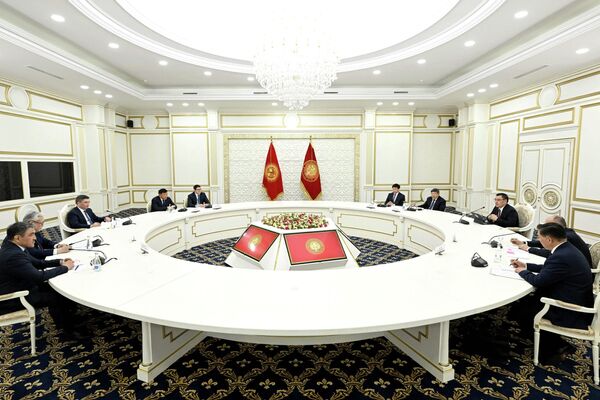 Глава Кыргызстана принял премьер-министра Казахстана Олжаса Бектенова, который прибыл с рабочим визитом. Они обсудили сотрудничество между двумя странами и отметили поступательный рост товарооборота - Sputnik Кыргызстан