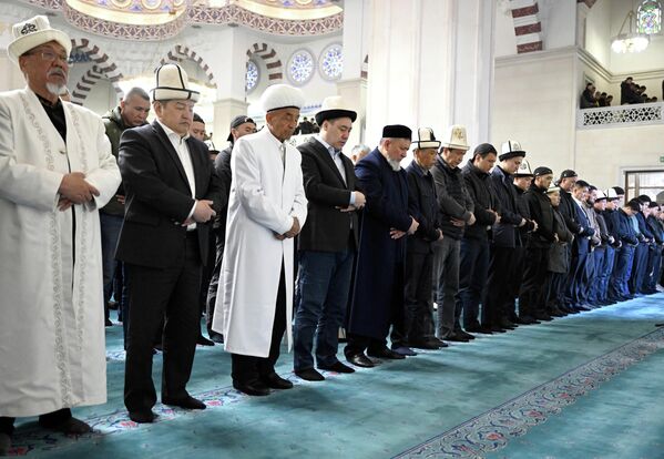 В Центральной мечети Бишкека прошла праздничная молитва с участием президента Кыргызстана Садыра Жапарова и других высокопоставленных чиновников - Sputnik Кыргызстан