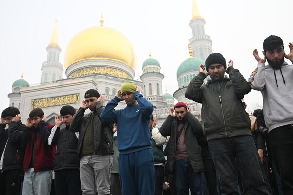 Москвадагы Собор мечитинде Айт намазын окуган мусулмандар сүрөттө - Sputnik Кыргызстан