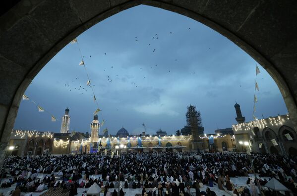 Сегодня мусульмане всего мира празднуют окончание месяца Рамазан (Орозо айт). На фото: верующие в мусульманской мечети-сунните Абдула Кадера аль-Килани в Багдаде.  - Sputnik Кыргызстан