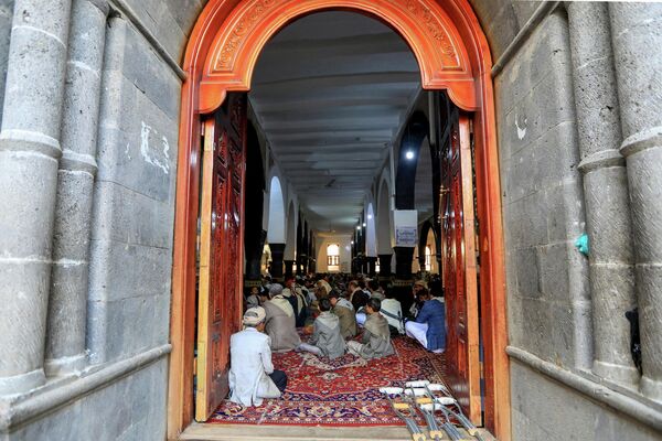 Йеменцы на утренней молитве в честь окончания священного для мусульман месяца Рамадан - Sputnik Кыргызстан
