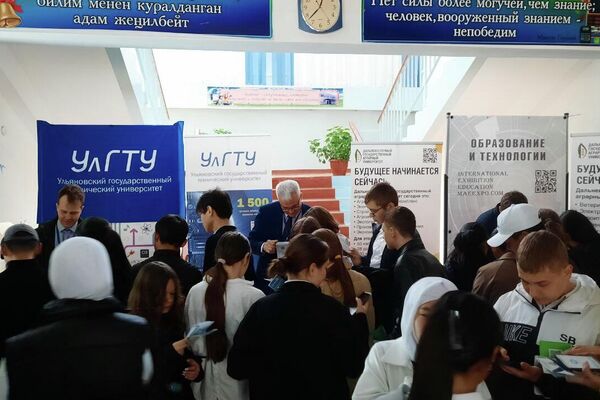 Стороны обсудили создание единого информационного ресурса для абитуриентов, организацию подготовки школьников в онлайн-формате по профильным предметам для поступления в российские университеты и колледжи - Sputnik Кыргызстан
