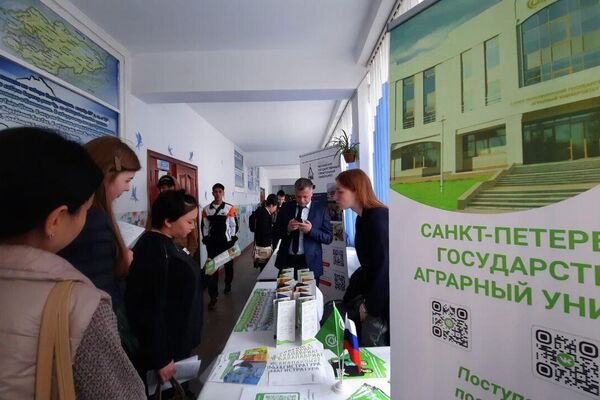 Центральное мероприятие прошло в столице. В нем участвовали 45 университетов и колледжей. - Sputnik Кыргызстан