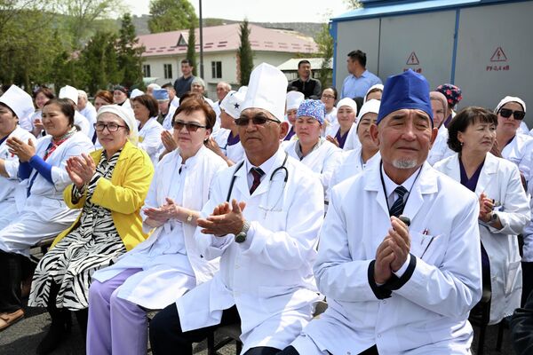 Он отметил, что теперь жители региона могут &quot;получать лечение с полным набором услуг и условий&quot;, а врачи продолжат работу в комфортабельном здании - Sputnik Кыргызстан