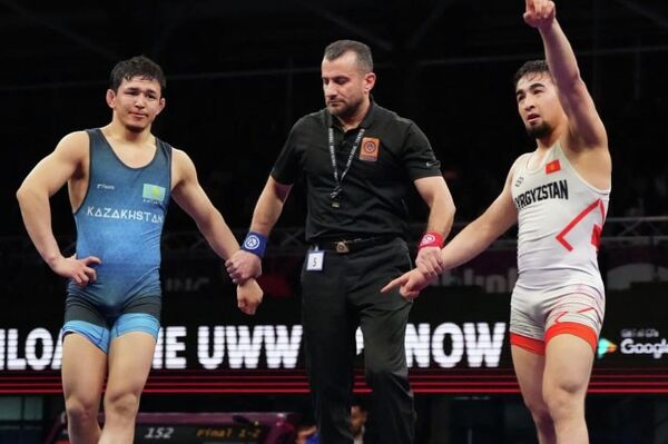 Он выступал против спортсмена из Казахстана Асыла Айтакына и одержал победу со счетом 3:1. в весовой категории до 61 килограмма - Sputnik Кыргызстан