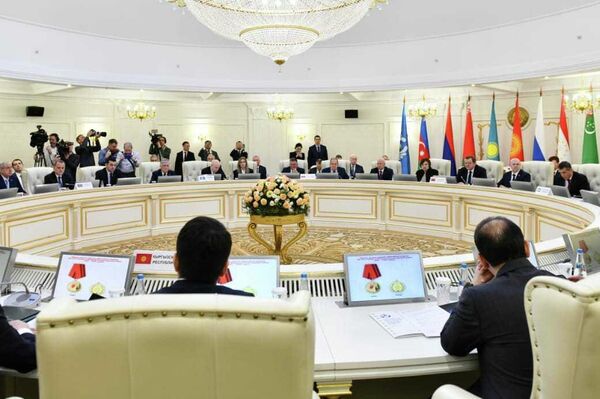 В пятницу, 12 апреля, министр иностранных дел Кыргызстана Жээнбек Кулубаев принял участие в VII встрече глав МИД стран Центральной Азии и России - Sputnik Кыргызстан