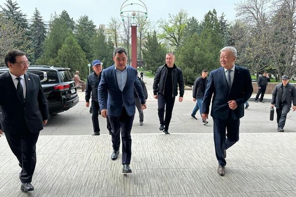 Мамлекет башчы бүгүн, 13-апрелде, Улуттук илимдер академиясына барып, кызматкерлердин иш шарттары менен таанышып, илимий ишмерлер, жетекчилиги менен сүйлөшкөн - Sputnik Кыргызстан
