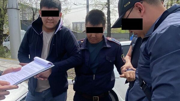 Задержание сотрудника УПСМ ГУВД Бишкека по факту вымогательства взятки  - Sputnik Кыргызстан