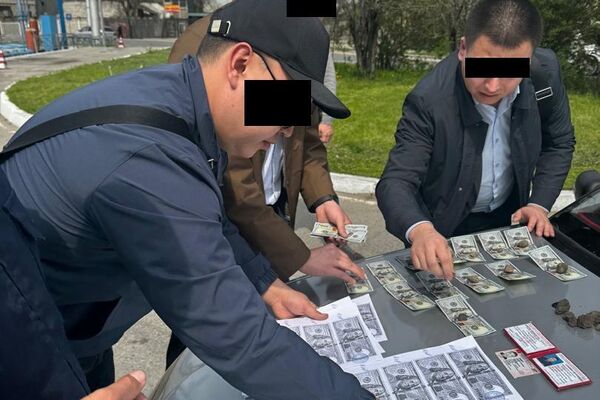 Автоинспектора Э. Н. А. задержали 12 апреля в рамках возбужденного уголовного дела по факту вымогательства взятки в размере 2 500 долларов - Sputnik Кыргызстан