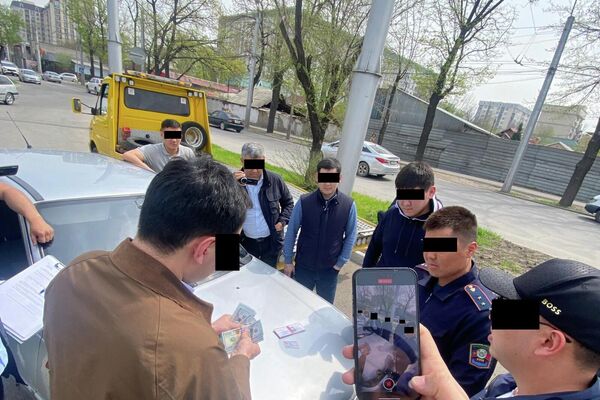 При получении взятки задержан сотрудник УПСМ ГУВД Бишкека - Sputnik Кыргызстан