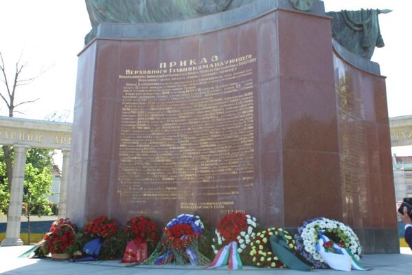 Салттуу иш-чара Австриянын борборундагы Шварценбергплатц аянтындагы курман болгон советтик жоокерлердин мемориалынын алдында өткөн - Sputnik Кыргызстан