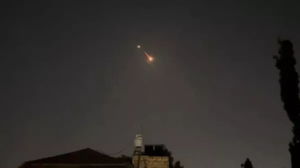 Взрывы, освещающие небо Иерусалима во время нападения Ирана на Израиль - Sputnik Кыргызстан
