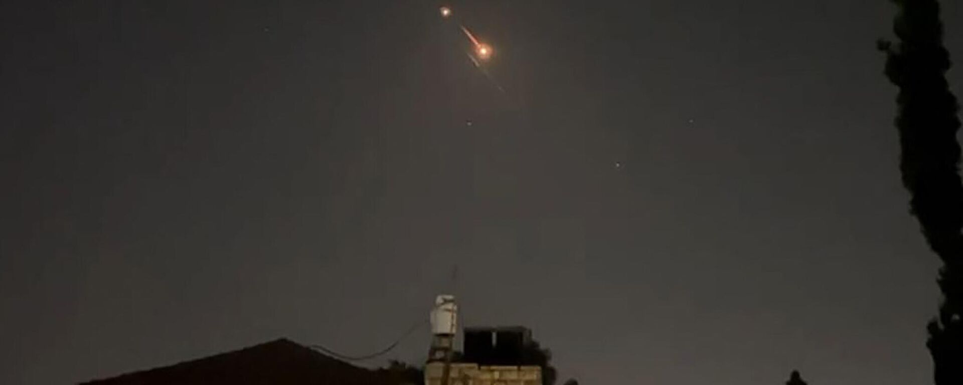 Взрывы, освещающие небо Иерусалима во время нападения Ирана на Израиль - Sputnik Кыргызстан, 1920, 14.04.2024