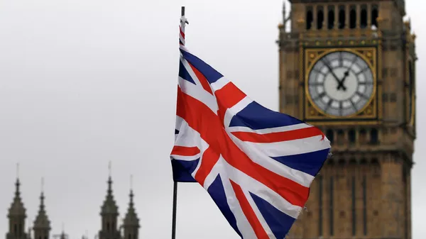 Флаг Великобритании развевается перед зданием британского парламента в Лондоне. Архивное фото - Sputnik Кыргызстан