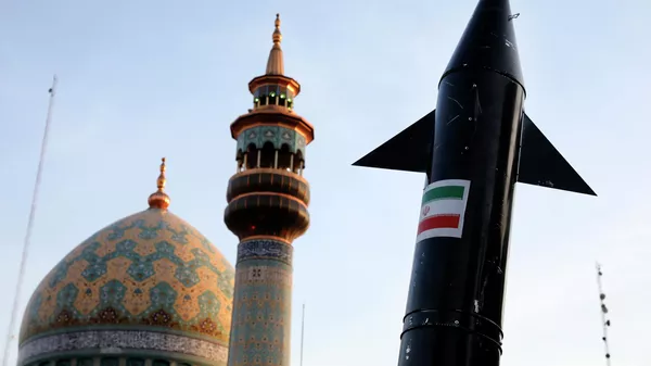 Иранские демонстранты с моделью ракеты на фоне мечети во время антиизраильского митинга на площади в Тегеране, Иран - Sputnik Кыргызстан