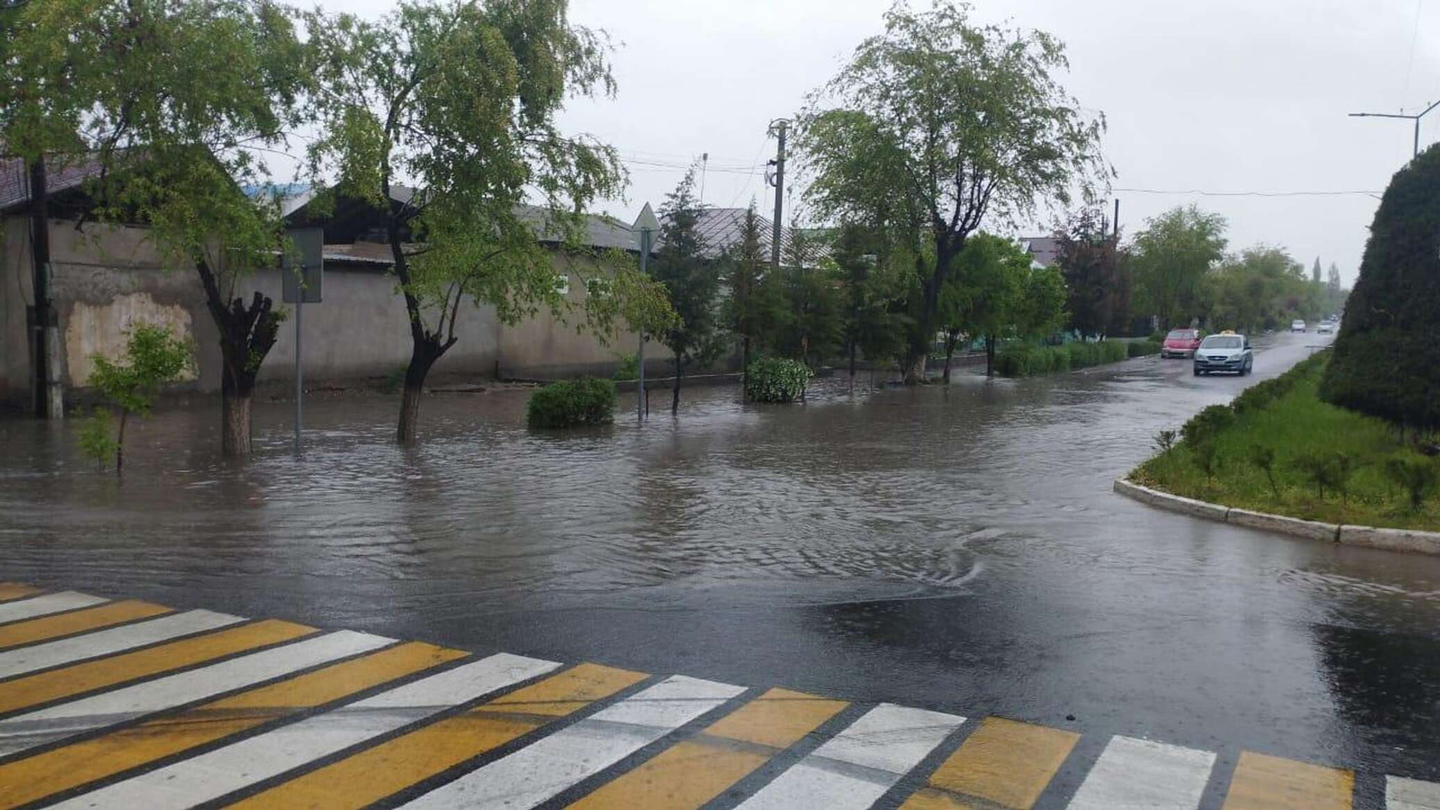 В Джалал-Абаде из-за проливного дождя затопило дворы домов — фото -  16.04.2024, Sputnik Кыргызстан