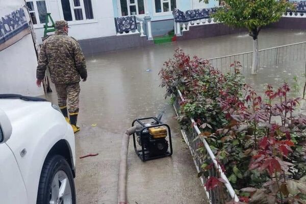 В результате проливного дождя в некоторых районах Джалал-Абада затопило улицы и дворы домов - Sputnik Кыргызстан