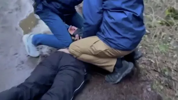 Украинанын экс-офицеринин автоунаасын жардырган украин тыңчысы кармалды. Видео - Sputnik Кыргызстан