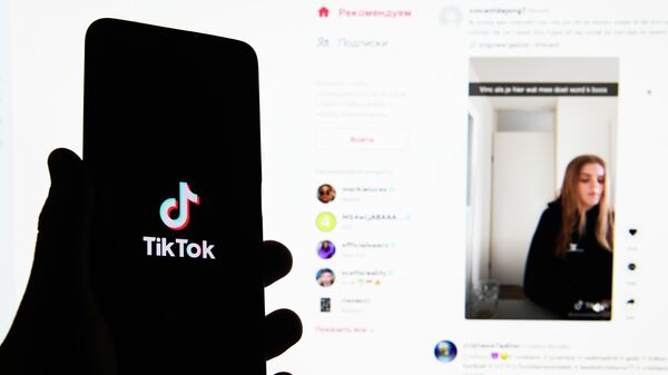 Приложения TikTok в мобильном телефоне и в компьютере. - Sputnik Кыргызстан
