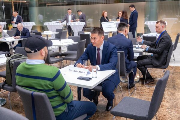 Предприниматели Кыргызстана и Казахстана подписали документы на 300 миллионов долларов по итогам бизнес-форума в Астане - Sputnik Кыргызстан